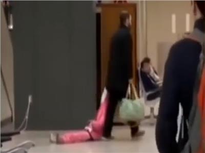 شاهد| أب يعتدي على ابنته في مطار دالاس