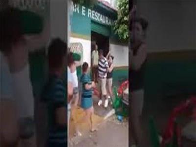 فيديو| رجل يضرب سيدة وكان الرد مفاجأة