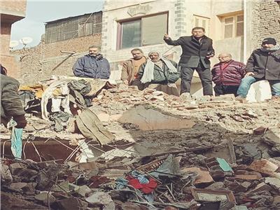 بالصور: انهيار أرضي بمنطقة «سوق اللبن» بالمحلة 