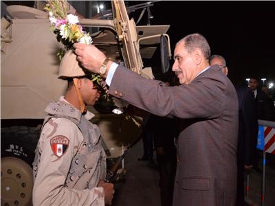 محافظ أسيوط يوزع باقات الورود على قوات الشرطة والجيش 