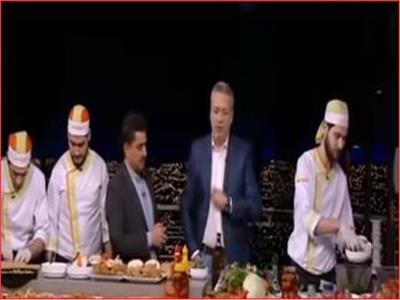 فيديو| تامر أمين يأكل على الهواء: «هبقى في حجم عمرو أديب قريب»
