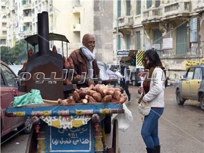 صور|البطاطا.. زاد عشاق كورنيش الإسكندرية في الشتاء