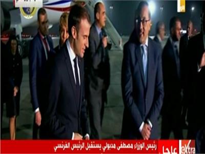 شاهد.. مراسم إستقبال الرئيس الفرنسي بمطار القاهرة