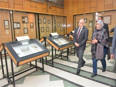 رئيس جامعة أسيوط يتفقد المتحف الوثائقي