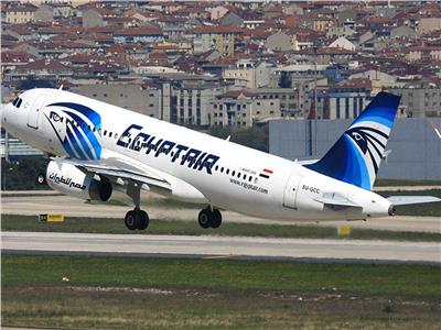 فيديو.. التفاصيل الكاملة لرحلة إنقاذ طفل على طائرة مصر للطيران 