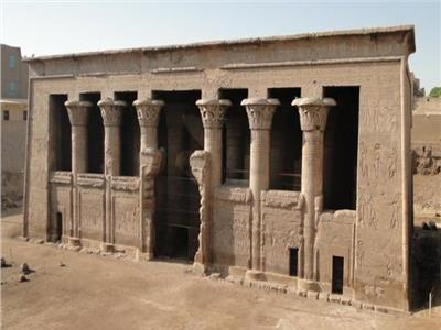 انهيار السور الغربي لمعبد آثار إسنا بالأقصر