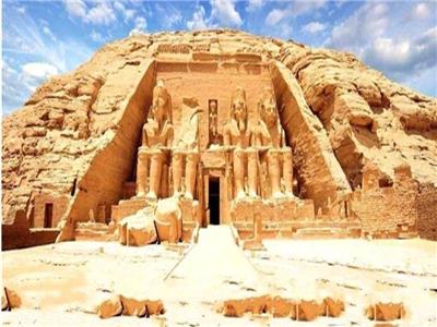 «البحوث الفلكية والجيوفيزيقية» تحتفل بتعامد الشمس على معبد أبو سمبل