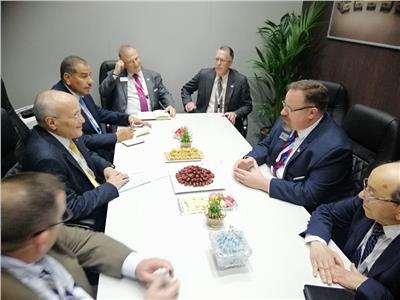 وزير «الإنتاج الحربي» يجتمع برئيس شركة «أوشكوش الأمريكية» 