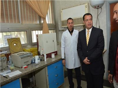 نائب رئيس جامعة أسيوط يتفقد مستشفى «الطلبة» 