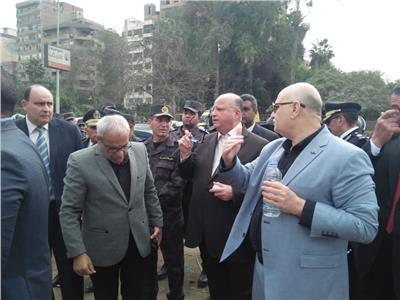 صور| محافظ القاهرة يتابع إزالة منطقة أكشاك أبو السعود