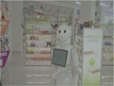بالصور.."روبوت" صيدلى يصرف الأدوية فى السعودية