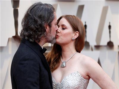 شاهد| القبلة الساخنة لـ«النجمة إيمي آدامز» وزوجها على السجادة الحمراء بحفل الأوسكار