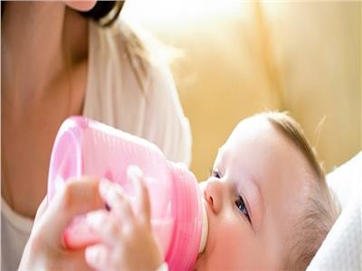 دراسة أسترالية: اللبن الصناعي يعرض الرضع للإصابة بـخطر «السمنة»