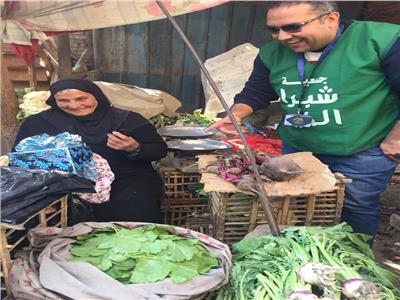 شبرا الخير توزع هدايا مفاجئة على الأمهات المعيلات بالأسواق الشعبية 