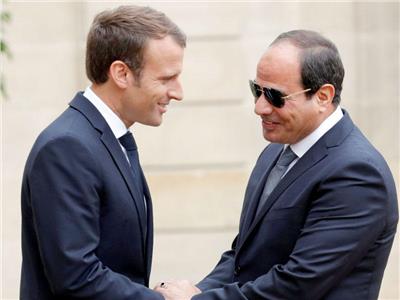 الرئيس السيسي يتلقي التهنئة من ماكرون بمناسبة نجاح القمة العربية الأوروبية الأولى 