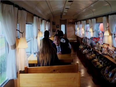  شاهد| عربيتين قطار قديم تحولوا  لـ"مطعم سياحي" بمدينة لابازا في بوليفيا