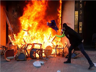 صور| «السترات الصفر» يحرقون باريس.. وماكرون يصفهم بـ«المجرمين»