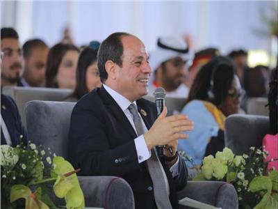 السيسي يتفقد الجناح الاقتصادي بملتقى الشباب العربي والأفريقي بأسوان
