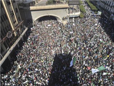 ارتفاع أعداد المحتجين.. مئات الآلاف يحتشدون في الجزائر للمطالبة برحيل بوتفليقة