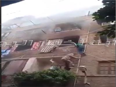 بالفيديو.. «سوبر مان» الزاوية الحمراء ينقذ أسرة من حريق هائل