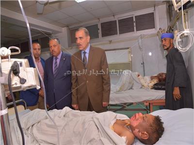 محافظ أسيوط يزور طفلين بالمستشفى الجامعى أصيبا بصعق كهربائي