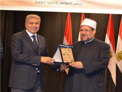 درع محافظة المنيا هدية وزير الأوقاف لجهوده في تجديد الخطاب الديني