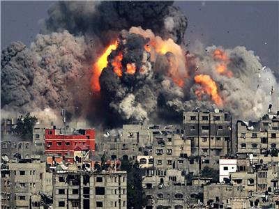 شاهد.. لحظة استهداف طائرات الاحتلال لمباني مدنية بغزة