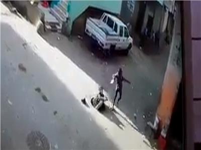 فيديو| لحظة سقوط فتاة داخل «بلاعة» في الشارع 