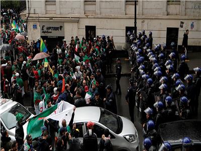 الحزب الجزائري الحاكم يحذر من تكرار العشرية السوداء