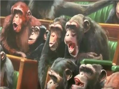 شاهد| لوحة لـ« نواب » على هيئة قرود الشمبانزي بمعرض بريطاني