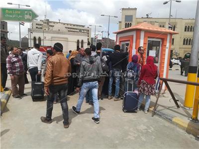 صور| أكشاك لتحصيل التذاكر على أبواب «محطة مصر» في أول أيام تطبيق الغرامات