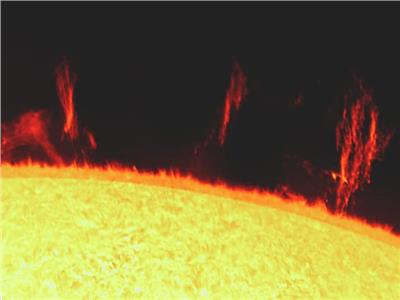 رصد «توهجات شمسية» أطول من الكرة الأرضية