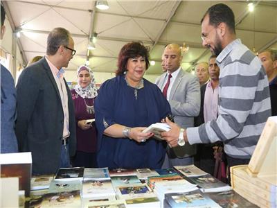 وزير الثقافة تقرر إقامة معرض الإسكندرية الدولي للكتاب في الصيف   