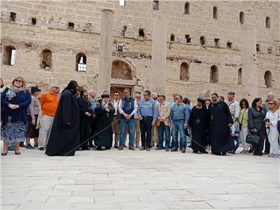 صور| وزير الآثار يزور الدير الأبيض بسوهاج
