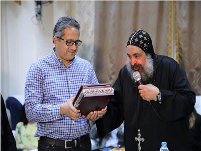 راعي الدير الأحمر يهدي وزير الآثار «المصحف الشريف »