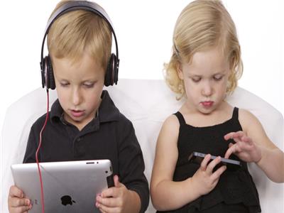 دراسة تحذر من تعرض الأطفال الصغار لقضاء وقت كبير أمام شاشات الهواتف 