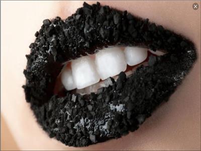 «الفحم» أفضل الطرق لتبيض الأسنان وعلاج الجلد