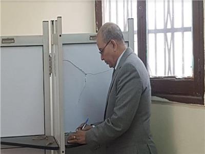 وكيل وزارة التعليم ببورسعيد يدلى بصوته في الاستفتاء على تعديل الدستور