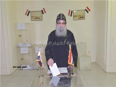تصويت المصريين في الخارج| راعي كنيسة مارمرقس بالكويت يدلي بصوته في الاستفتاء