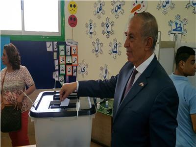 التعديلات الدستورية 2019| محافظ البحر الأحمر يدلي بصوته في مدرسة «رجاك»