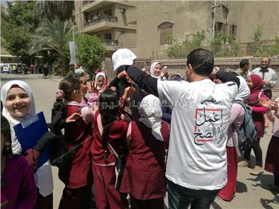 التعديلات الدستورية 2019| مسنة تحتفل مع تلاميذ المدارس أمام لجان المعادي