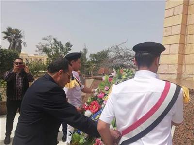 محافظ شمال سيناء يضع أكليل الزهور علي النصب التذكاري بالعريش
