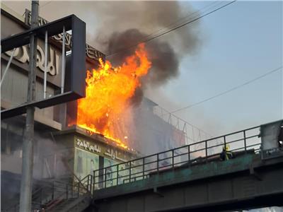 صور| شاهد عيان: النار التهمت 20 محلا.. وخسائر حريق الموسكي بالـ«ملايين»