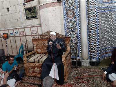 صور| جابر طايع يفتتح درس العصر الأول في رمضان بمسجد الحسين