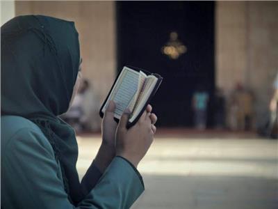 ما حكم قراءة القرآن ومس المصحف ودخول المسجد للحائض؟.. «المفتي السابق» يجيب