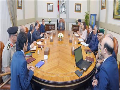 الرئيس السيسي يعقد اجتماع مع مدبولي و6 وزراء وعدد من المسئولين بالدولة