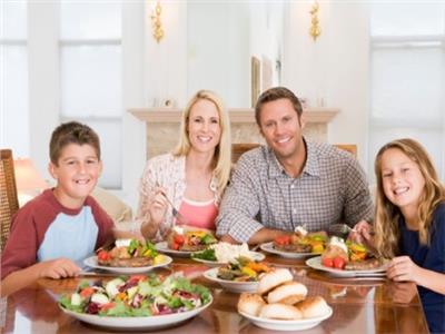 الإتيكيت الرمضاني| 6 قواعد عند جلوس الأطفال على مائدة الطعام