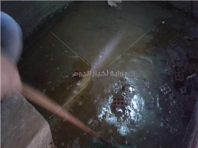 صور وفيديو| أهالي «ديرب نجم» في خطر بسبب تسرب المياه لمنازلهم