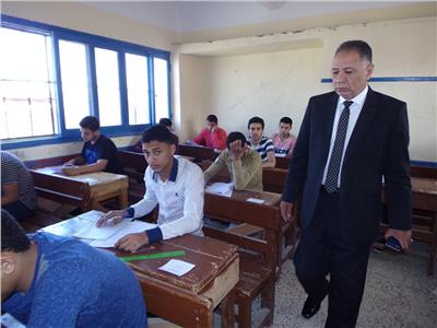 طلاب الصف الأول الثانوي يؤدون امتحان «العربي» ورقيًا بدمياط