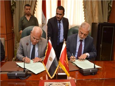 توقيع عقد تمليك لأكبر مصنع لإنتاج النسيج في بورسعيد